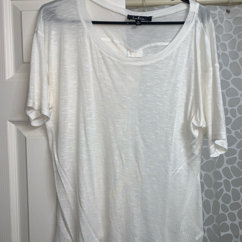 Lulu’s Ruched Back Tee - Picture 3 of 4